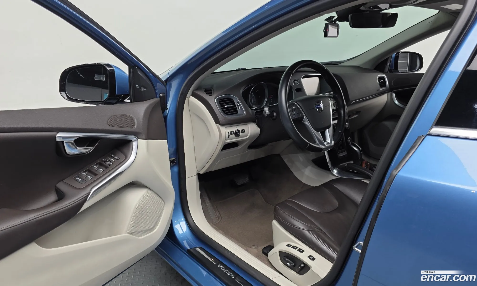 Volvo V40 2015 YV1MV845BF2220504 — 18