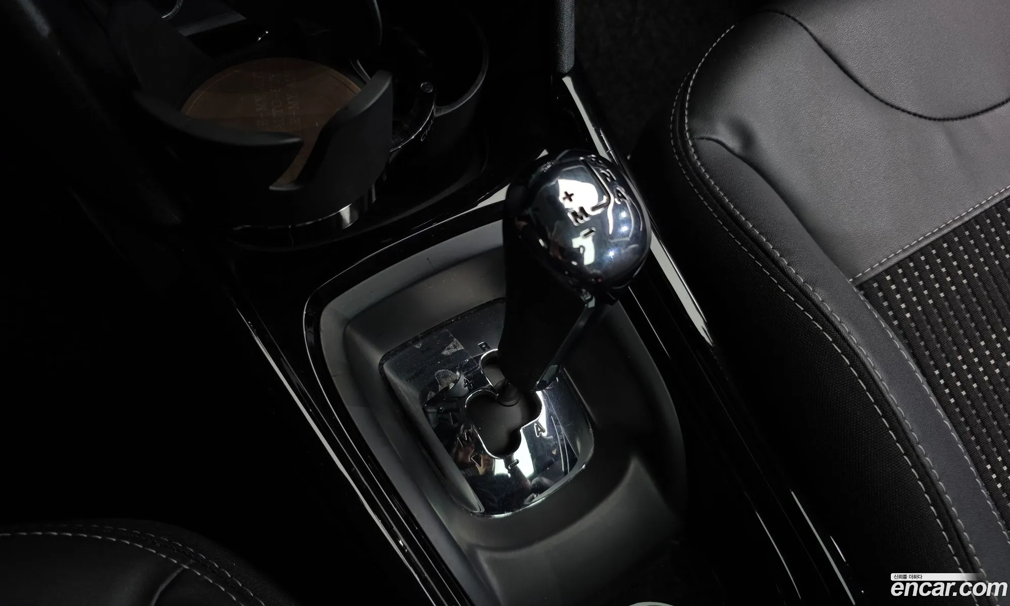 Peugeot 2008 2017 VF3CUBHYMHY002853 — 3