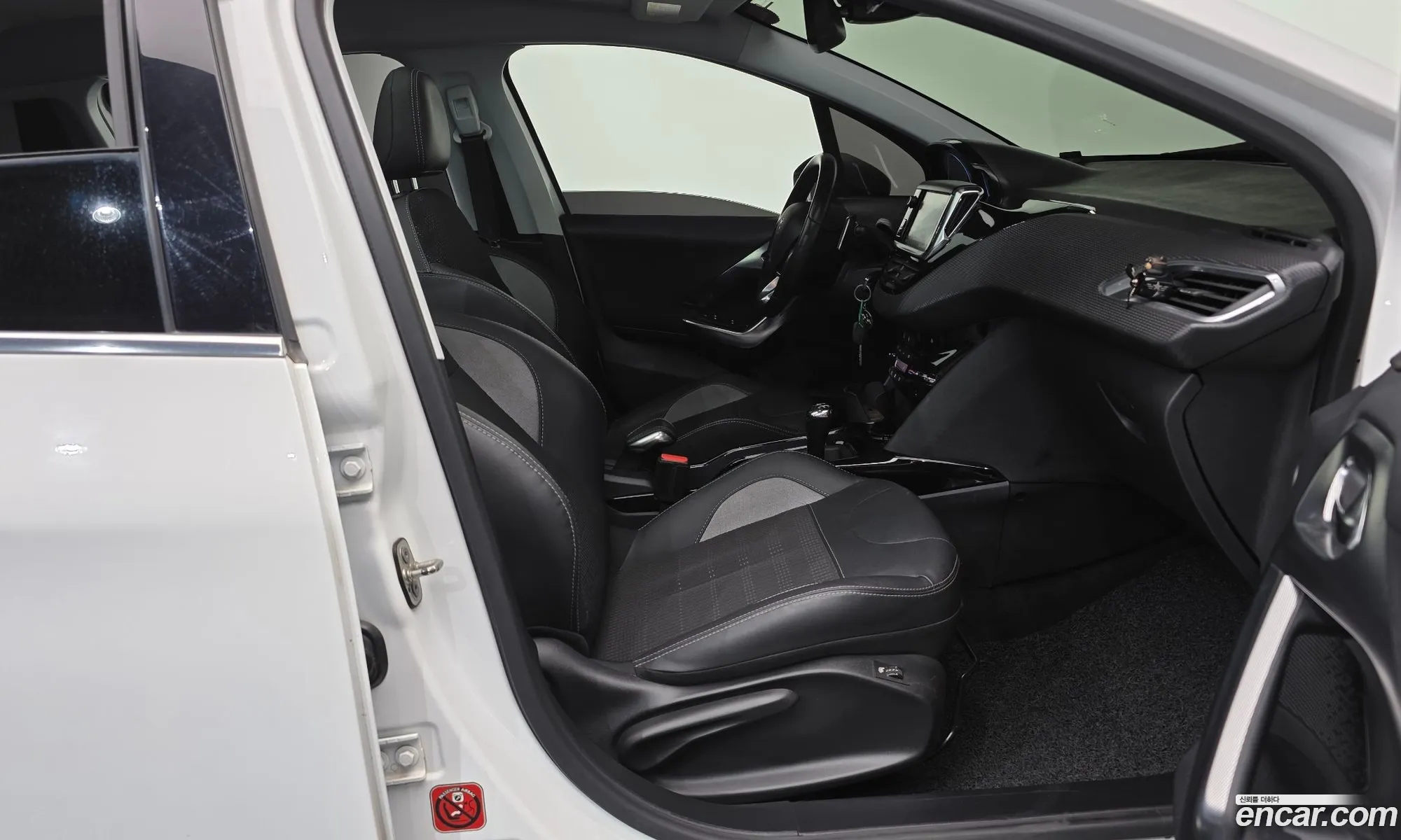 Peugeot 2008 2017 VF3CUBHYMHY002853 — 12