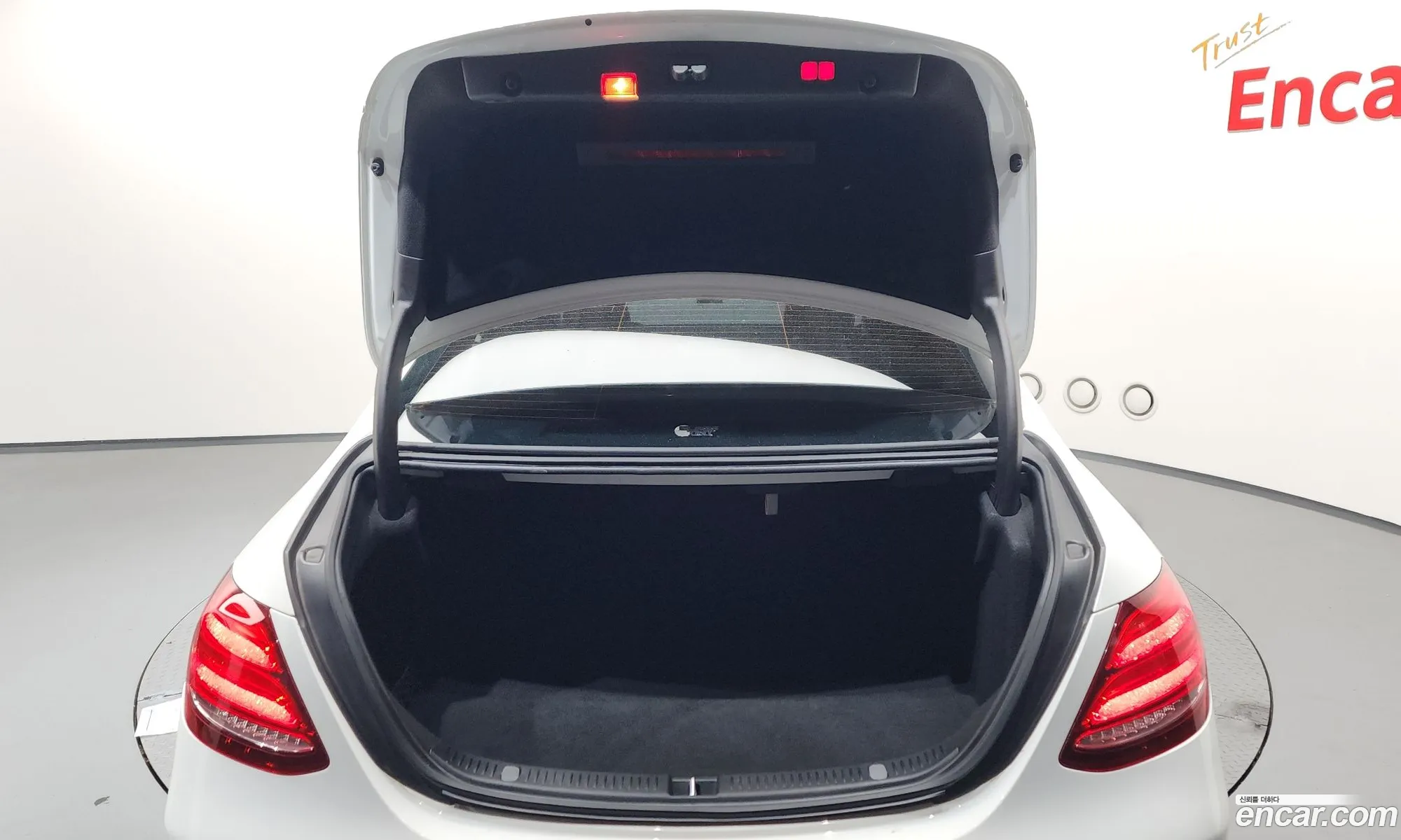 Mercedes-Benz E-Class W213 2016 WDDZF4JB7HA071446 — 14