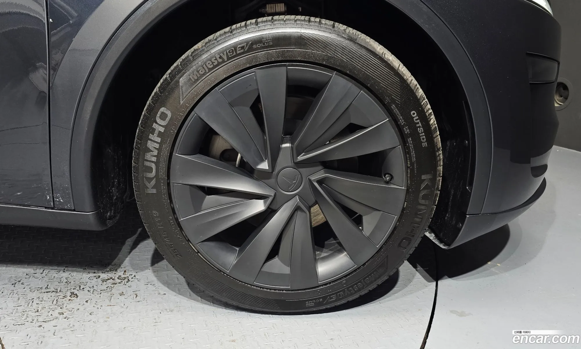 Tesla Model Y 2025 LRWYGCFJ1SC104043 — 2