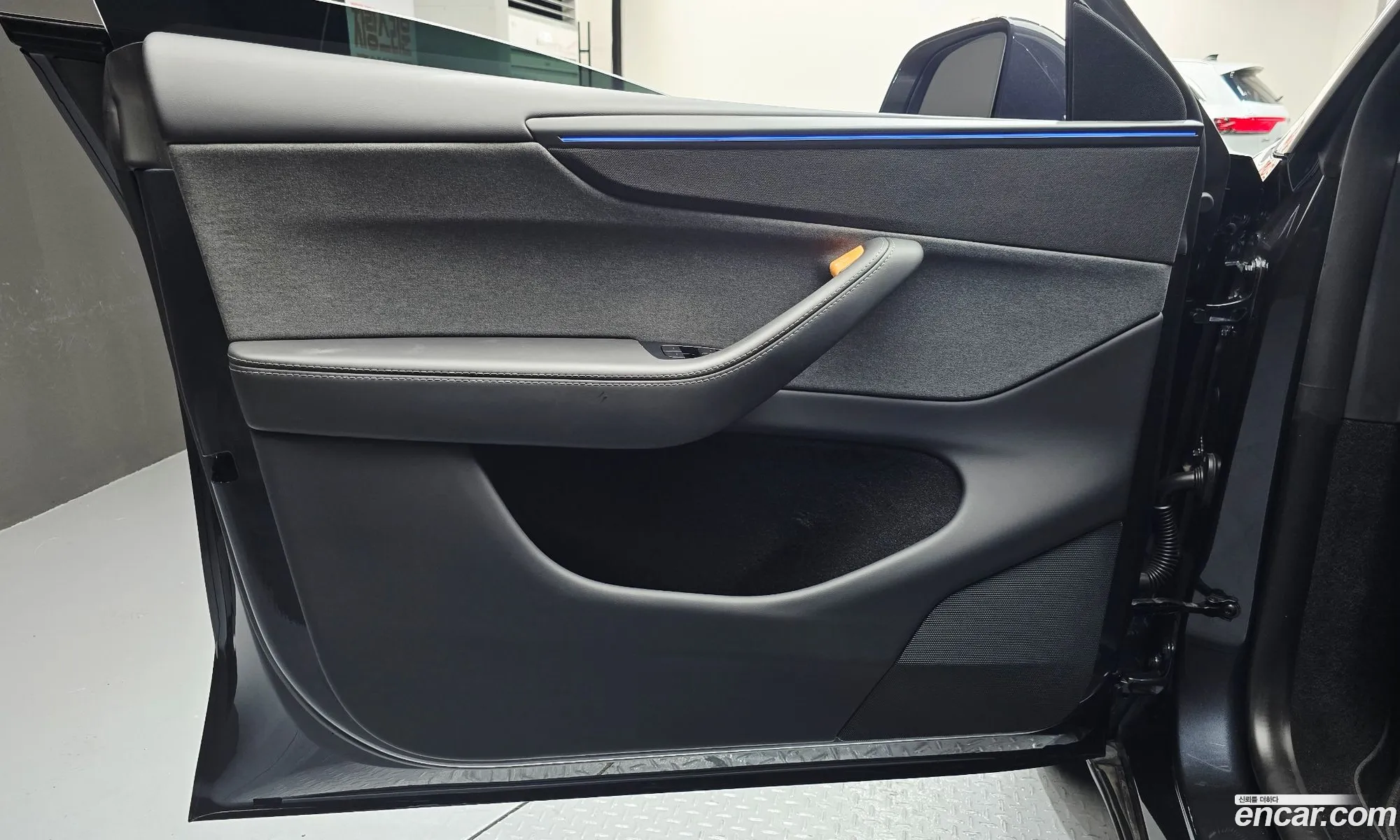 Tesla Model Y 2025 LRWYGCFJ1SC104043 — 12