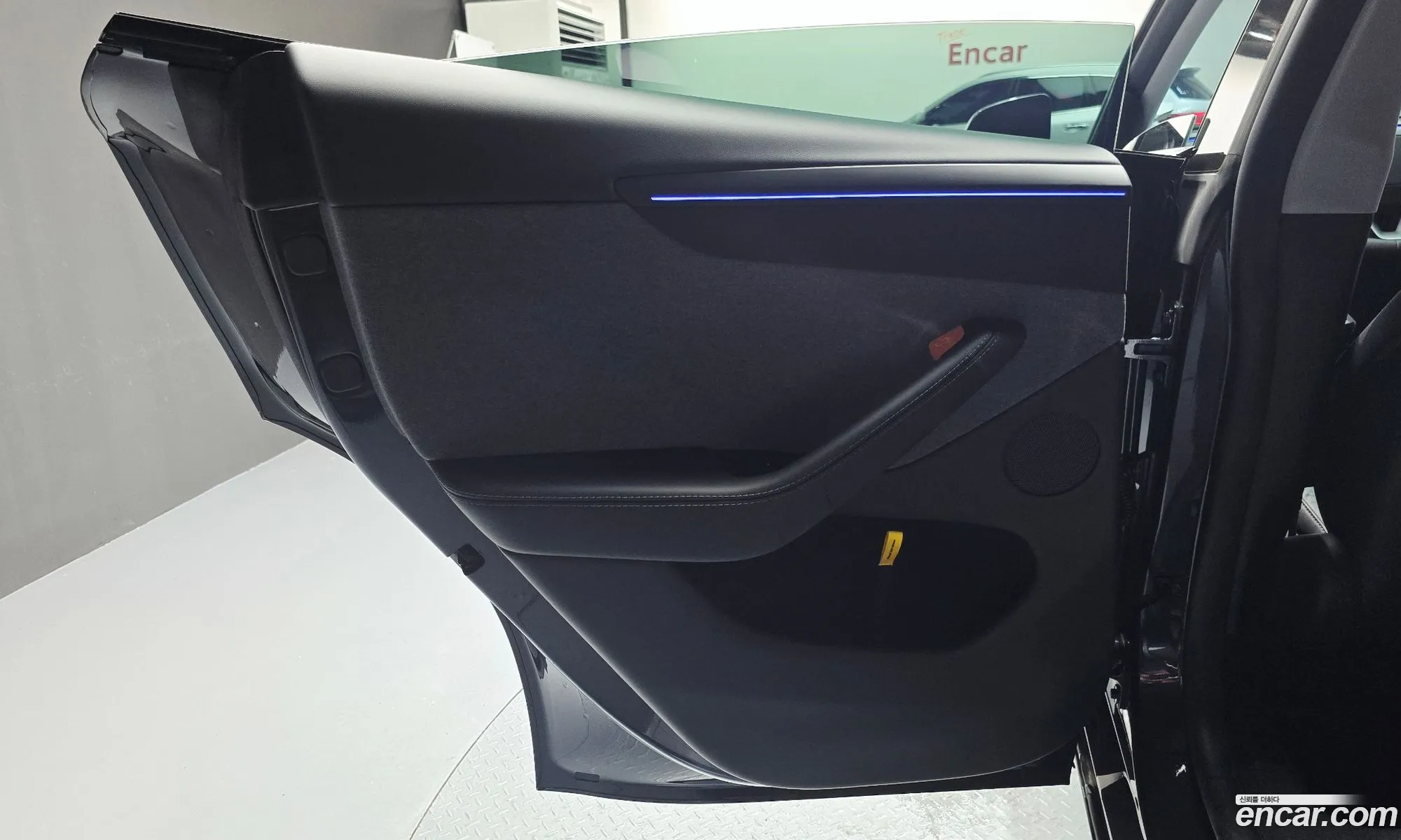 Tesla Model Y 2025 LRWYGCFJ1SC104043 — 32
