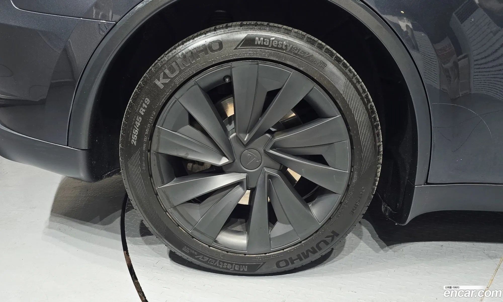 Tesla Model Y 2025 LRWYGCFJ1SC104043 — 24