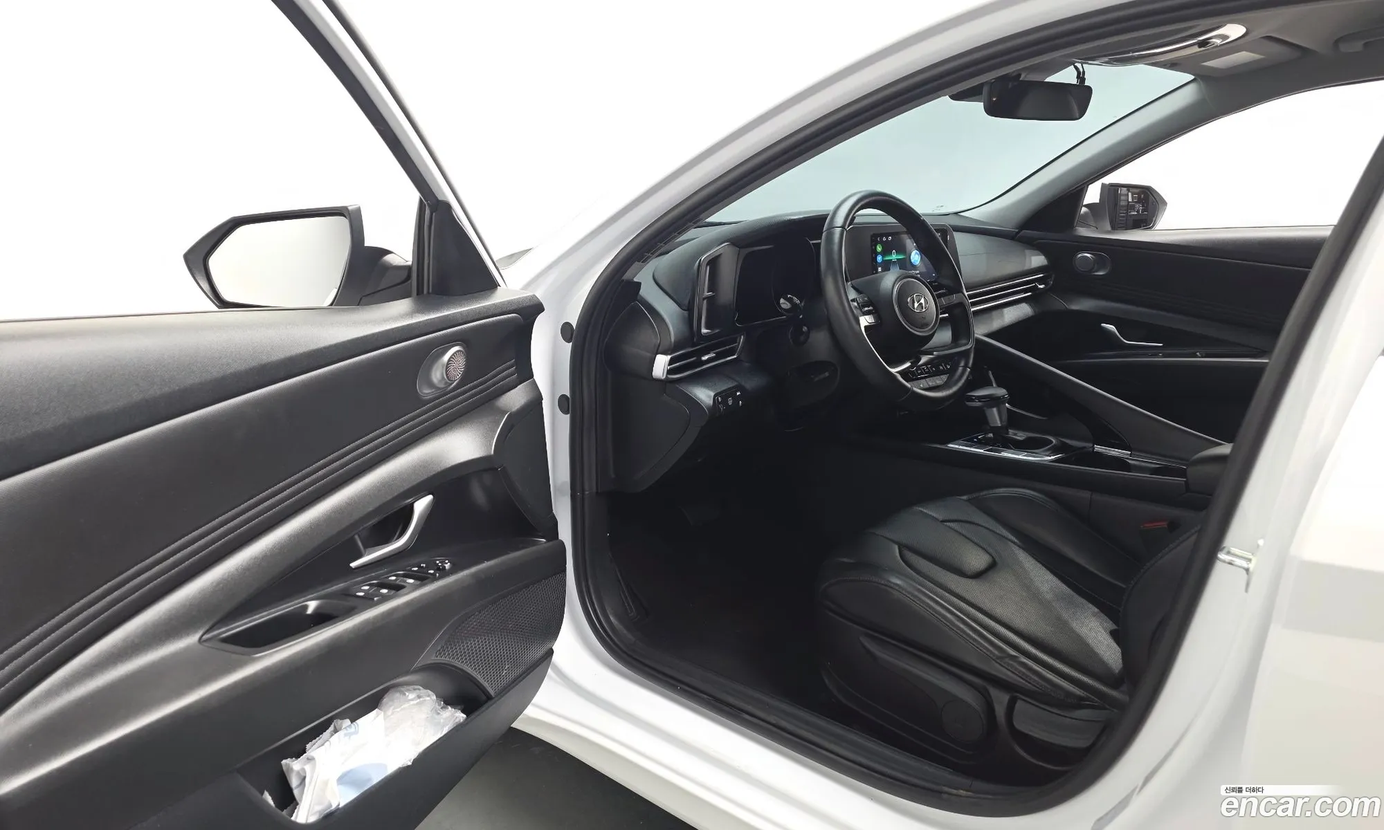 Hyundai Elantra Hybrid 2023 — 10