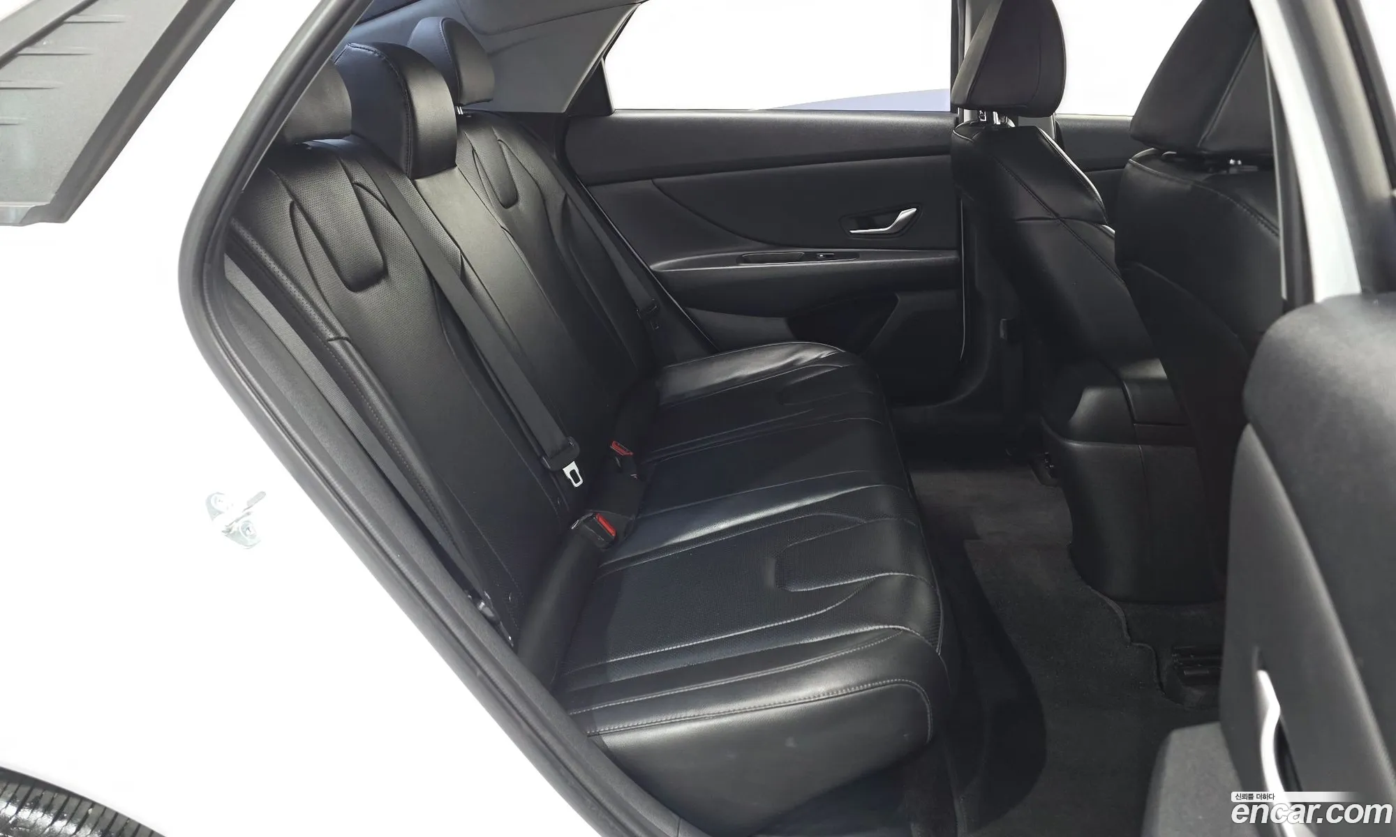 Hyundai Elantra Hybrid 2023 — 16