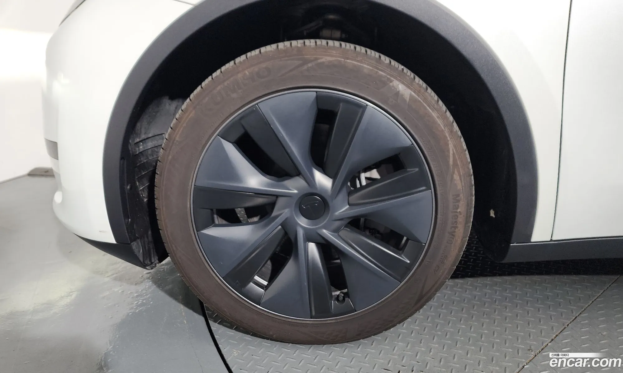 Tesla Model Y 2025 — 19