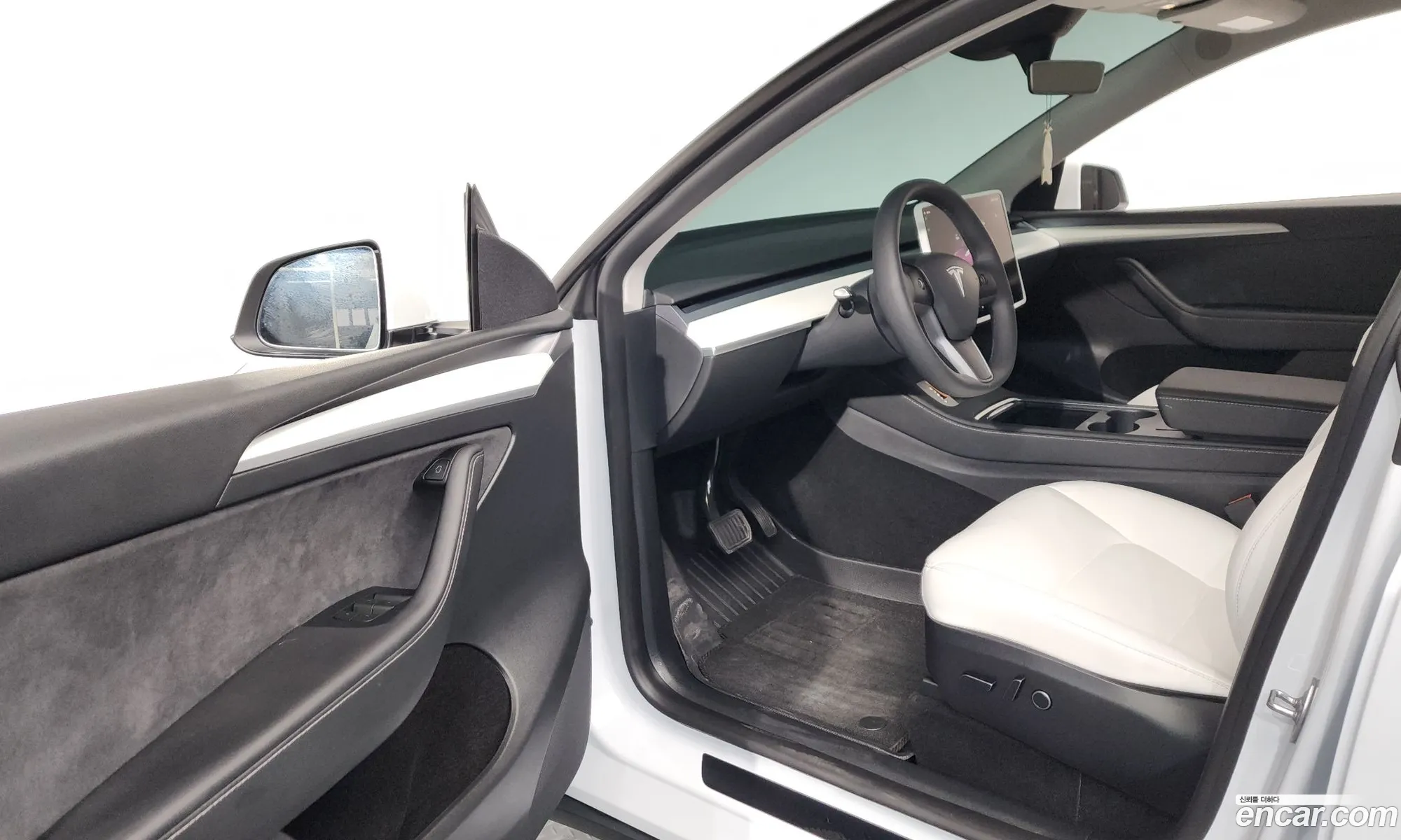 Tesla Model Y 2025 — 25