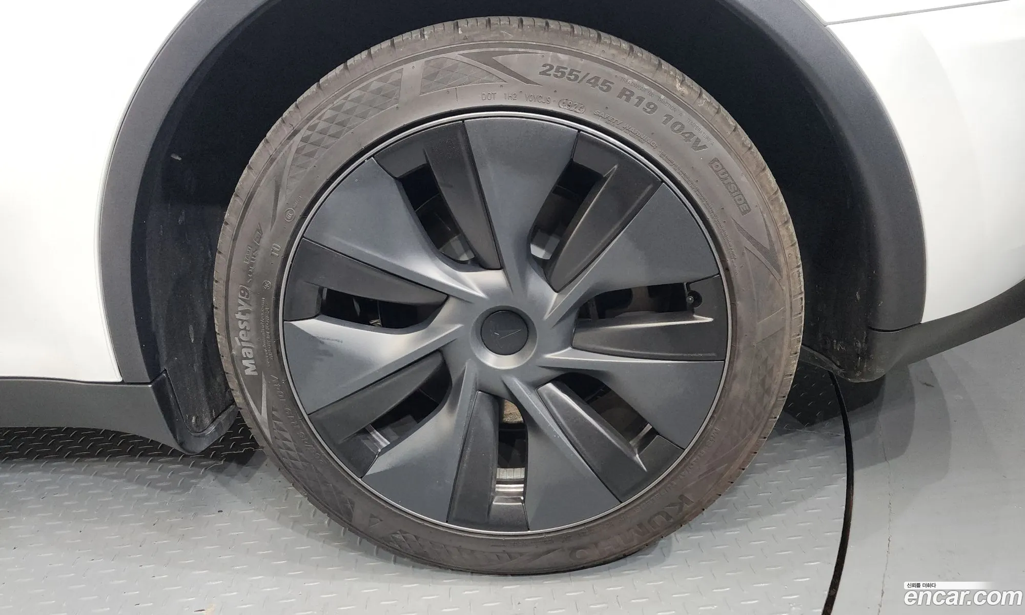 Tesla Model Y 2025 — 20