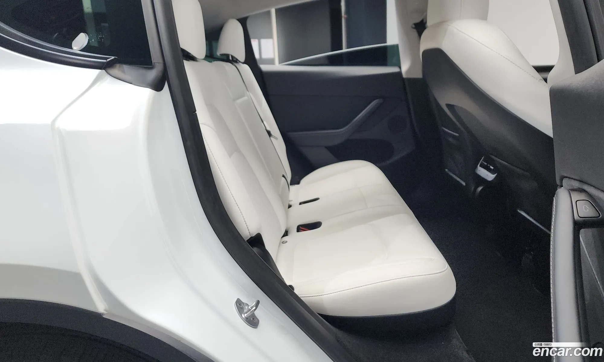 Tesla Model Y 2025 — 32