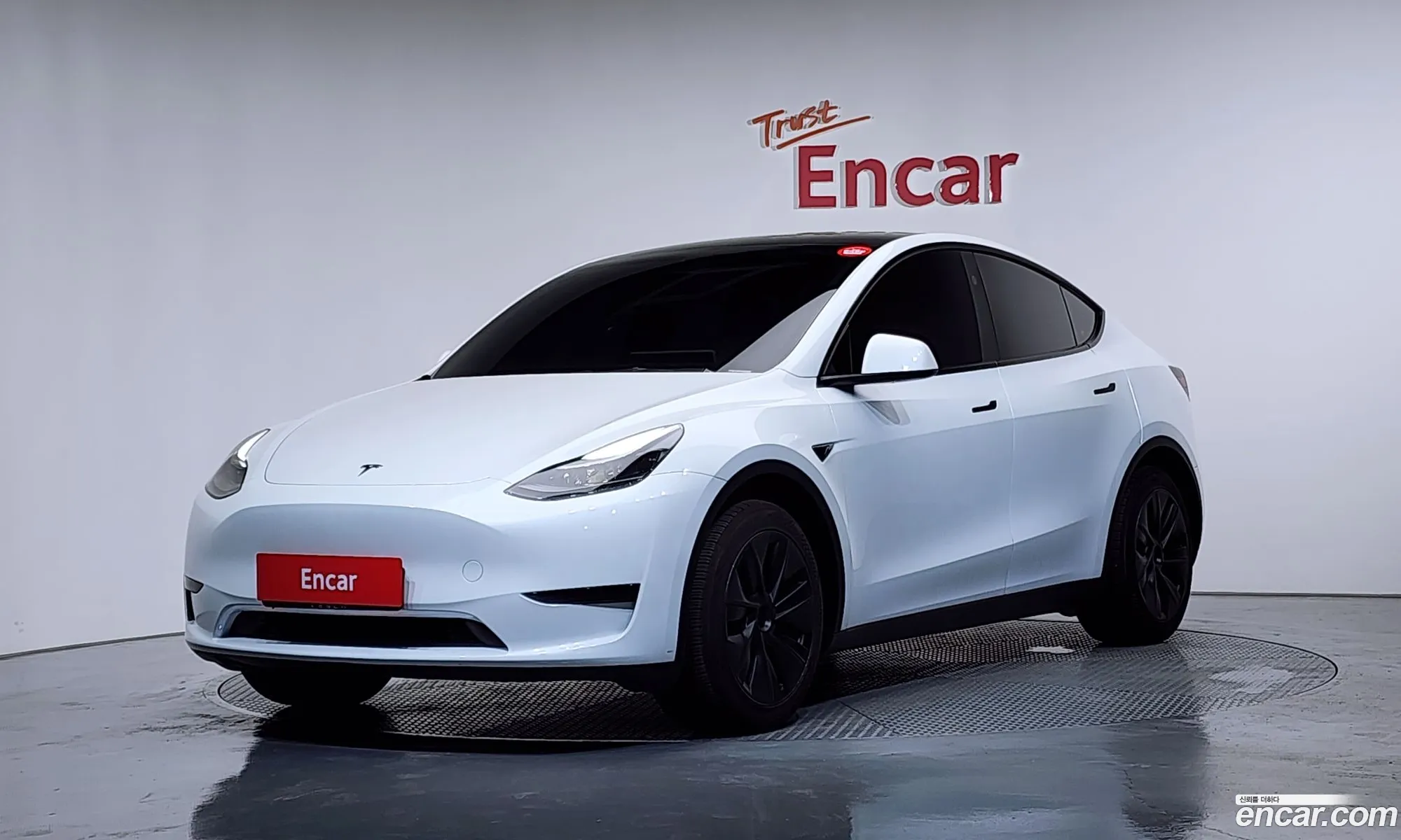 Tesla Model Y 2025 — 24