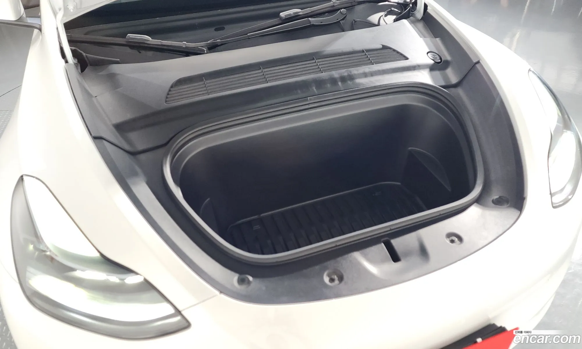 Tesla Model Y 2025 — 2