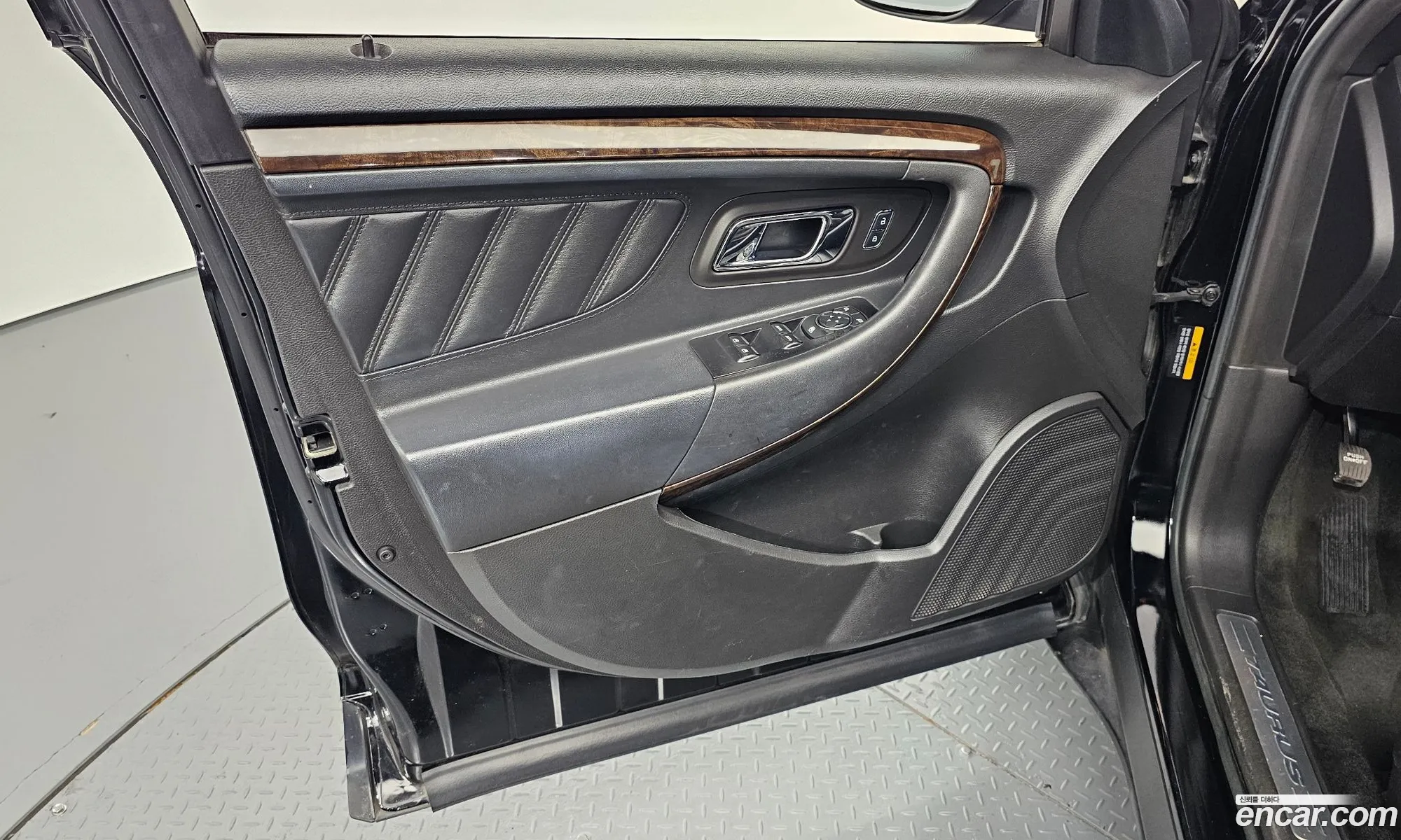 Ford Taurus 2016 1FAHP2F90GG137446 — 13