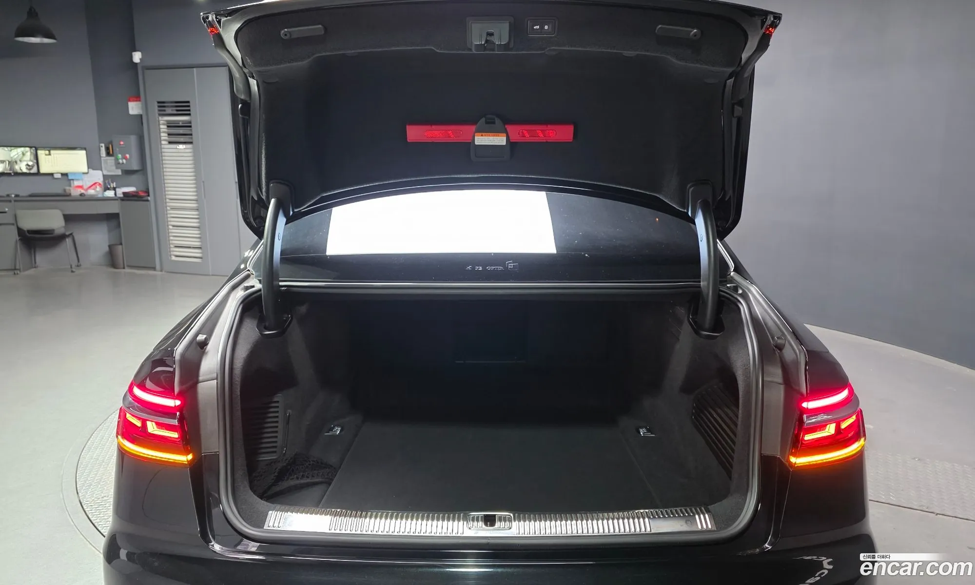 Audi A8 2021 WAUZZZF87MN013025 — 18