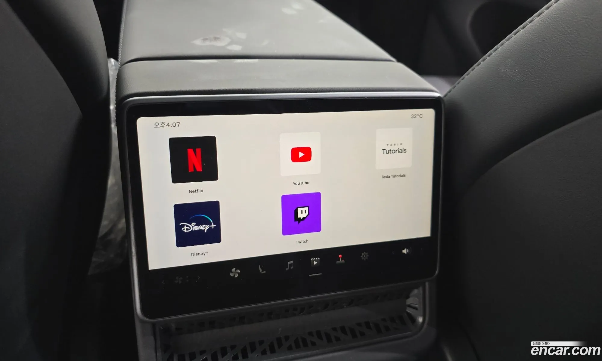 Tesla Model Y 2025 LRWYGCEK0SC053001 — 3