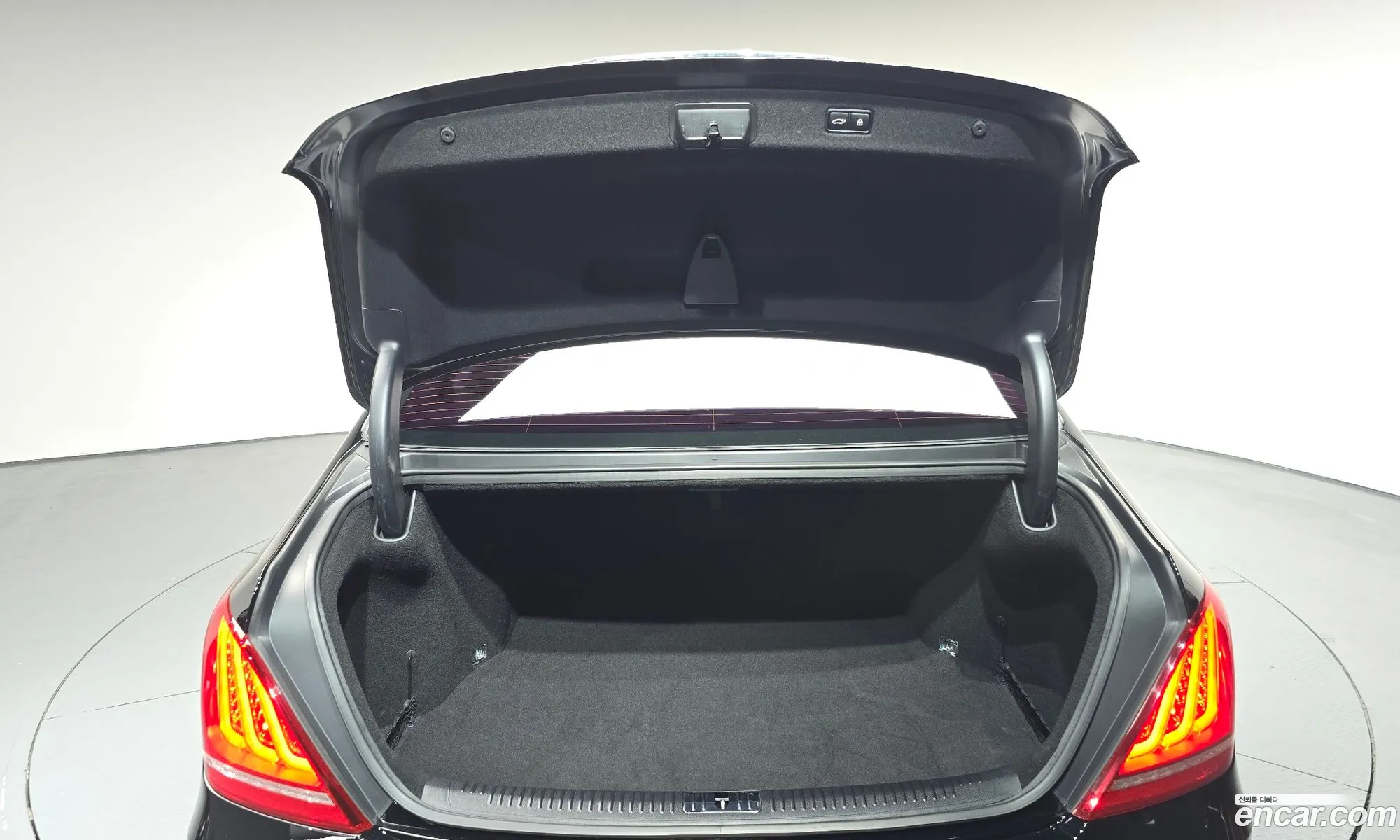 Genesis EQ900 2016 — 23