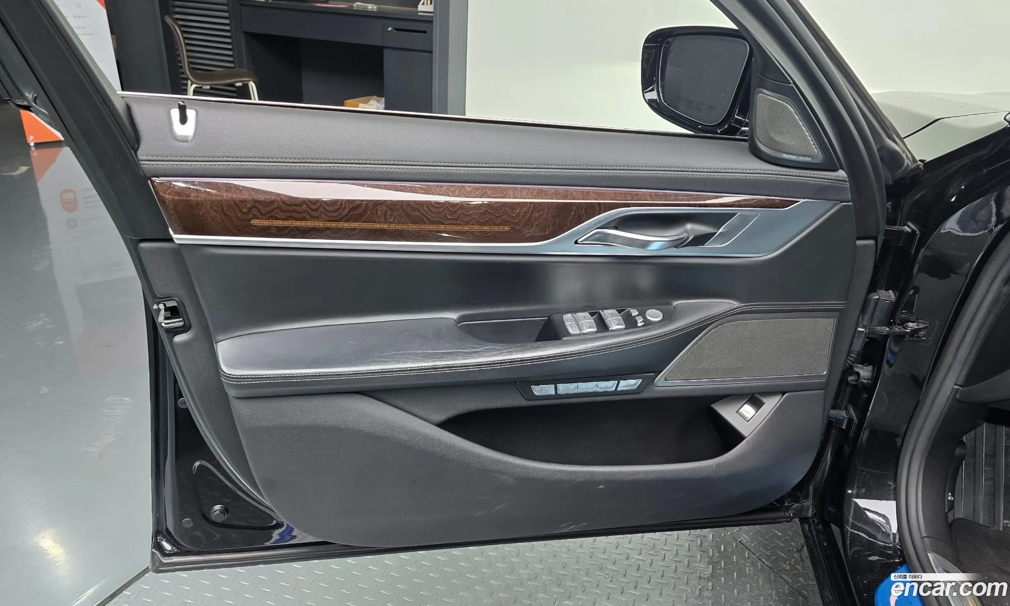BMW 7 Series 2016 WBA7E410XGGV04933 — 31