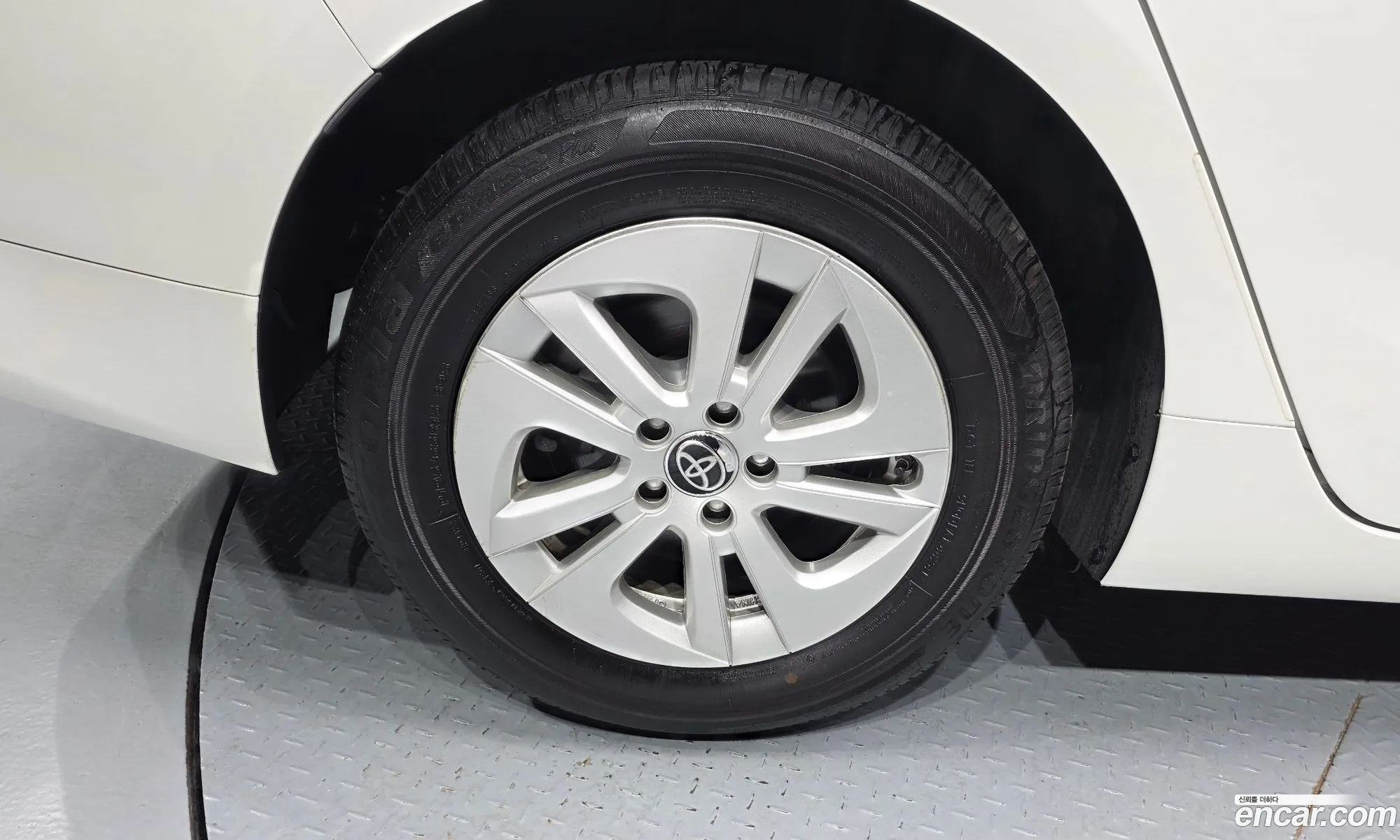 Toyota Prius 2018 JTDKBRFU4J3083496 — 3