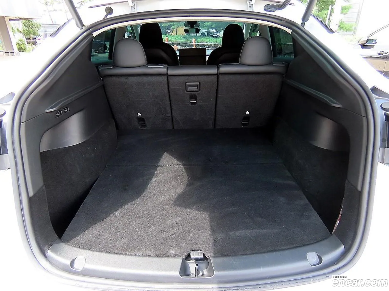 Tesla Model Y 2024 — 18