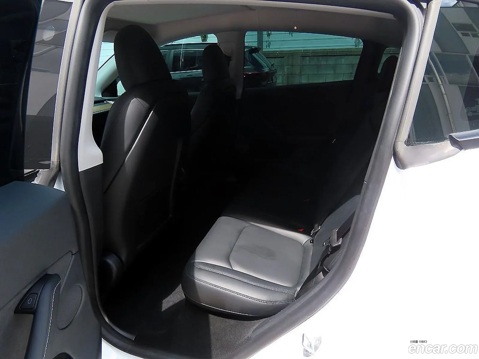 Tesla Model Y 2024 — 17