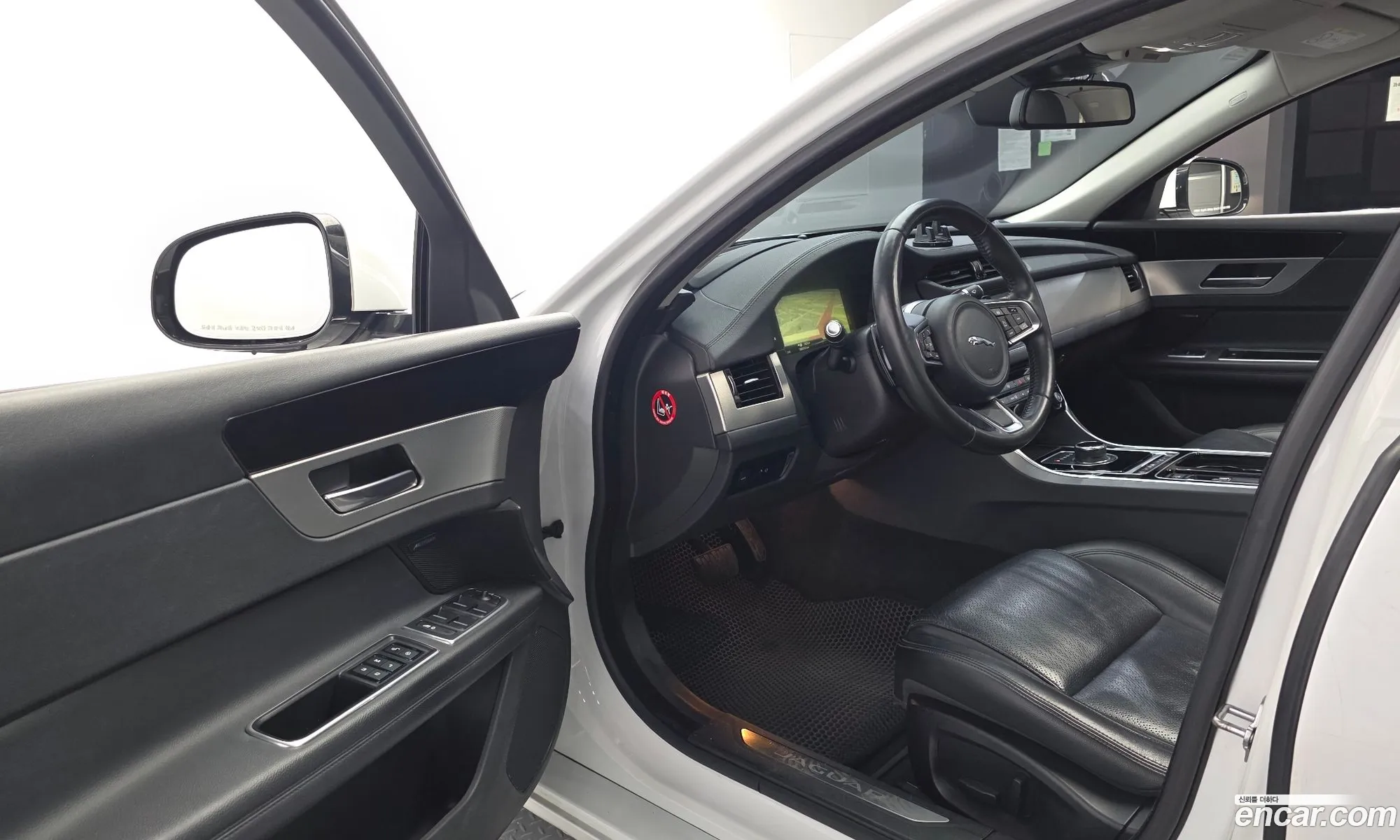 Jaguar XF 2018 — 13