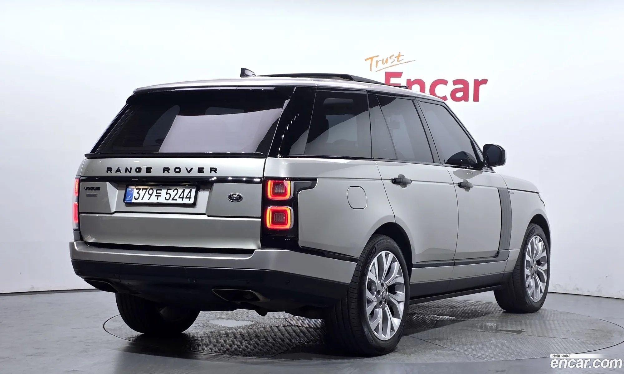 Land Rover Range Rover 2018 SALGA2BJ7JA503929 — 18