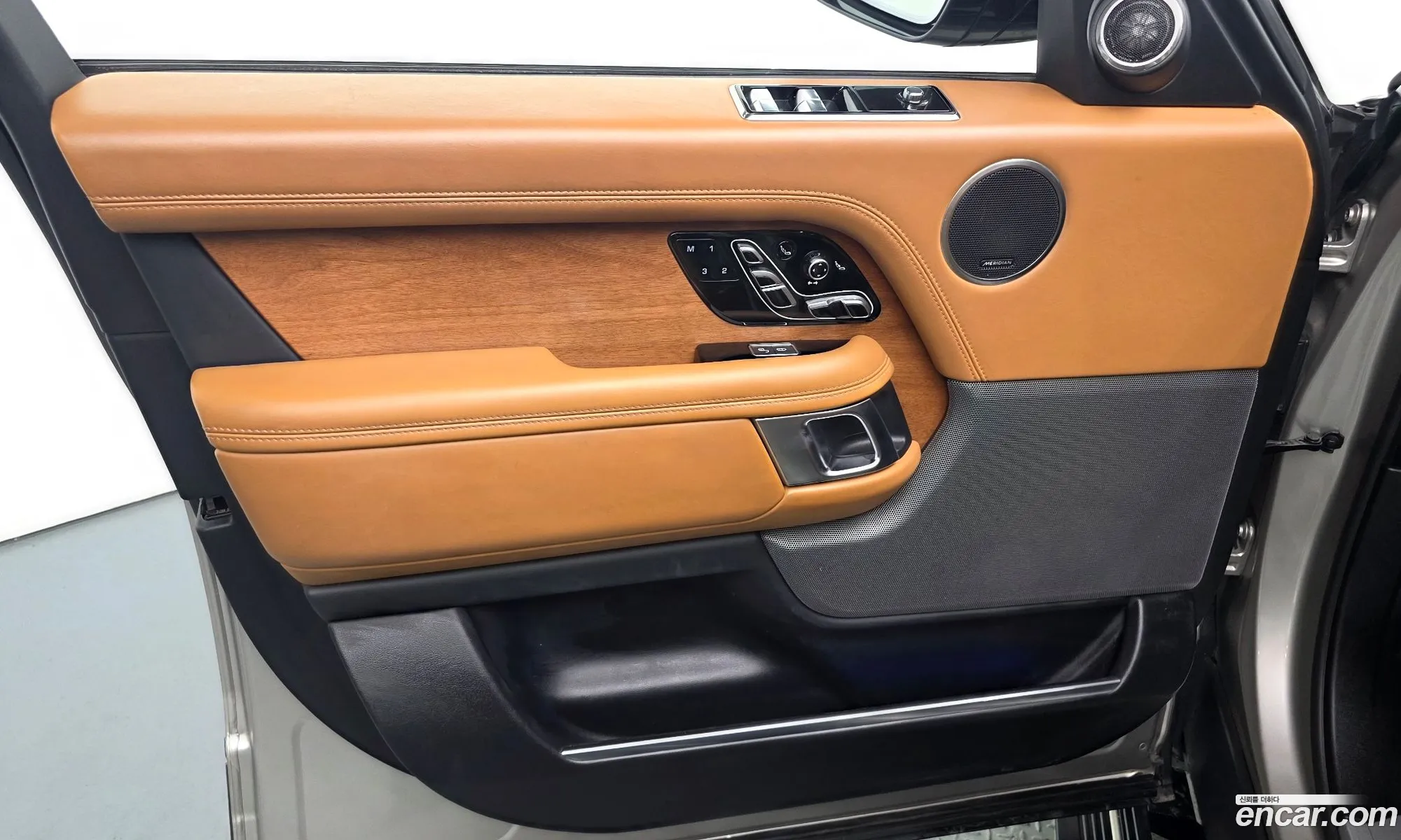 Land Rover Range Rover 2018 SALGA2BJ7JA503929 — 28
