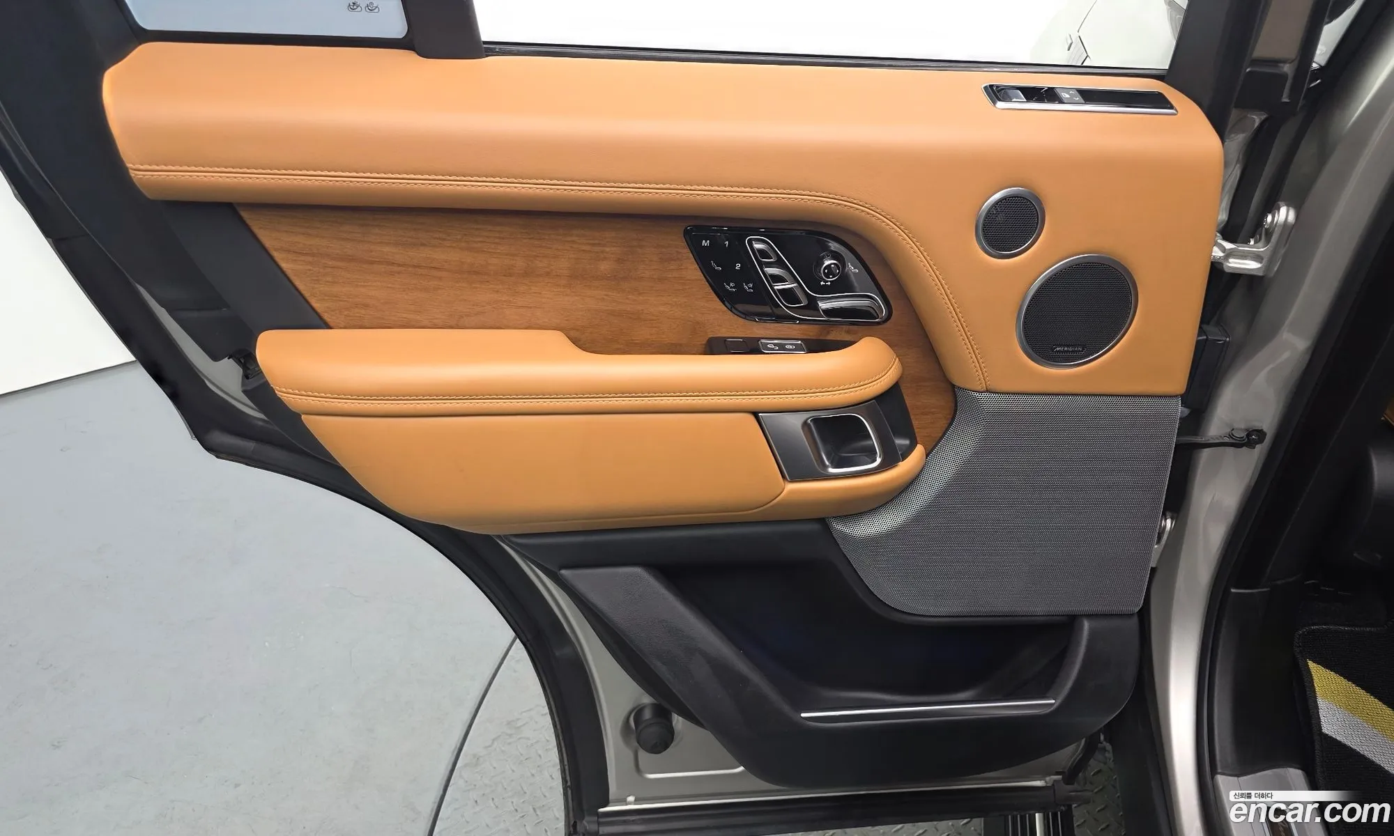 Land Rover Range Rover 2018 SALGA2BJ7JA503929 — 25