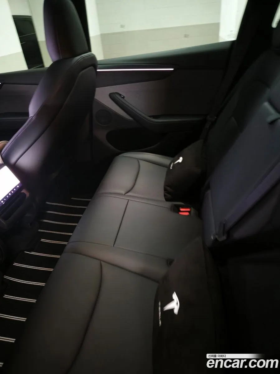 Tesla Model Y 2026 — 12