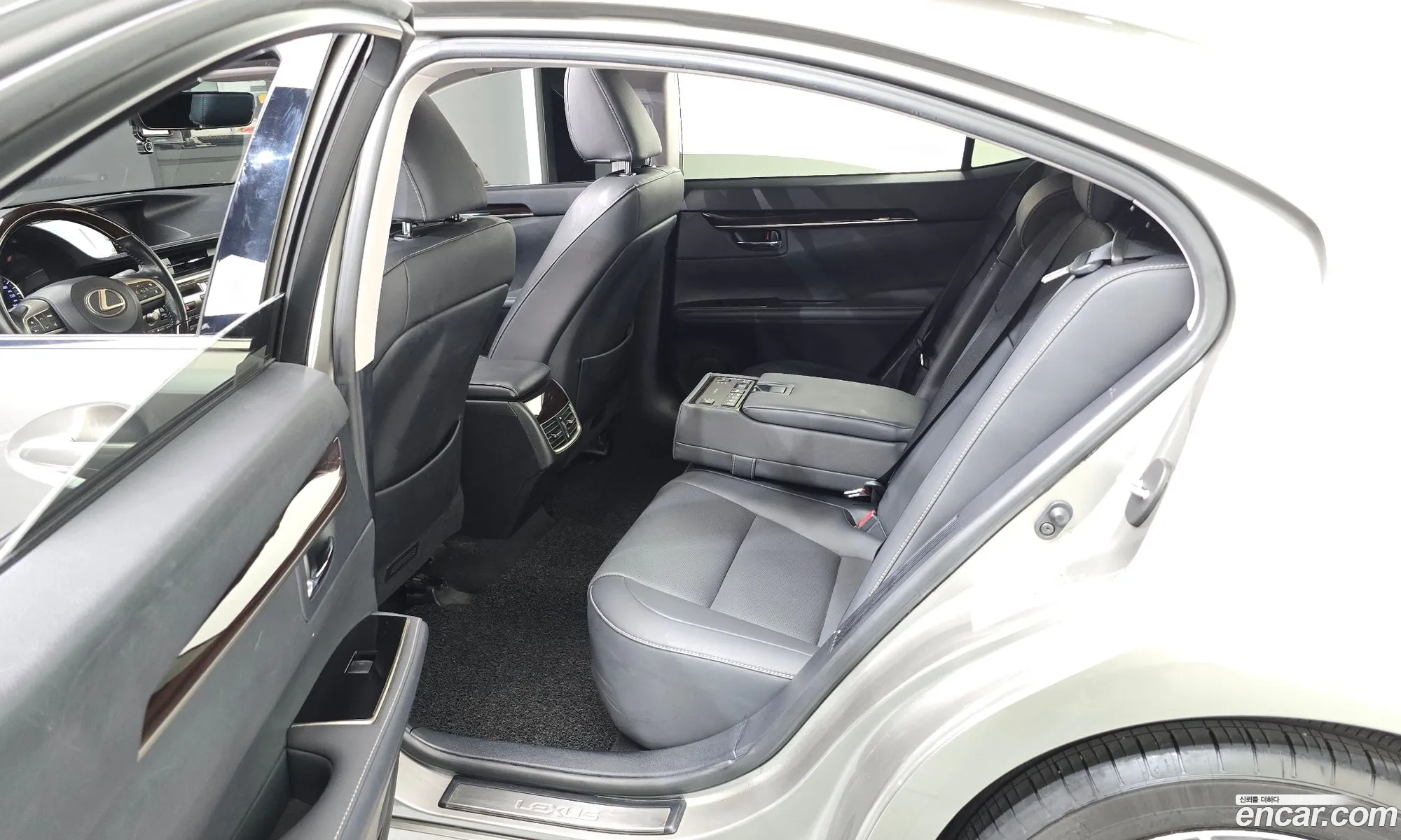 Lexus ES300h 2017 — 13