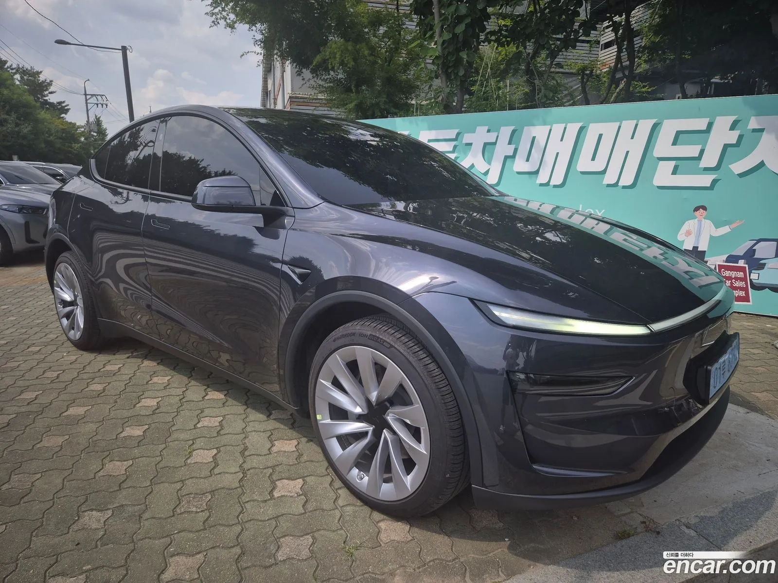 Tesla Model Y 2025 — 14