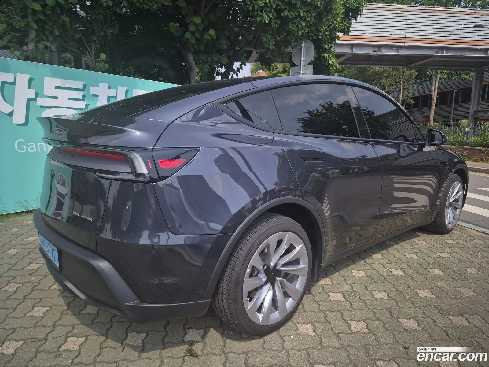 Tesla Model Y 2025 — 3