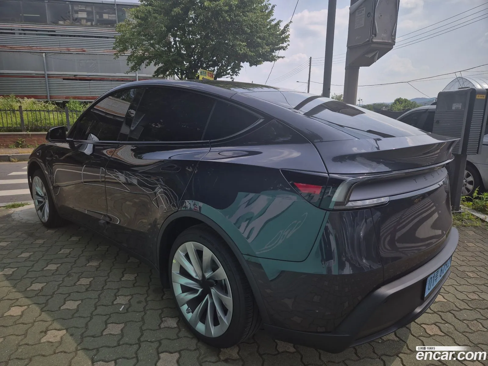 Tesla Model Y 2025 — 17