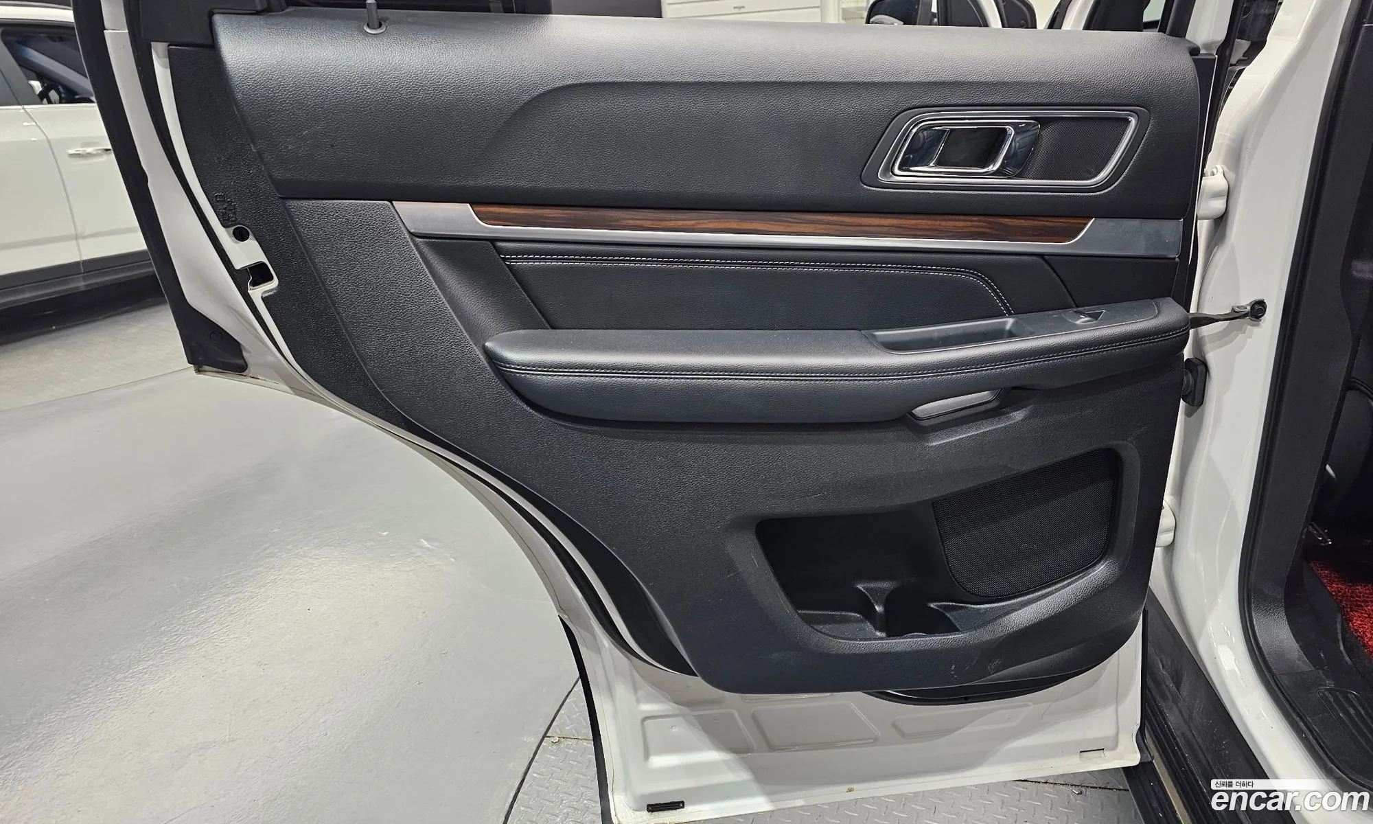 Ford Explorer 2018 1FM5K8FH4JGB23557 — 19