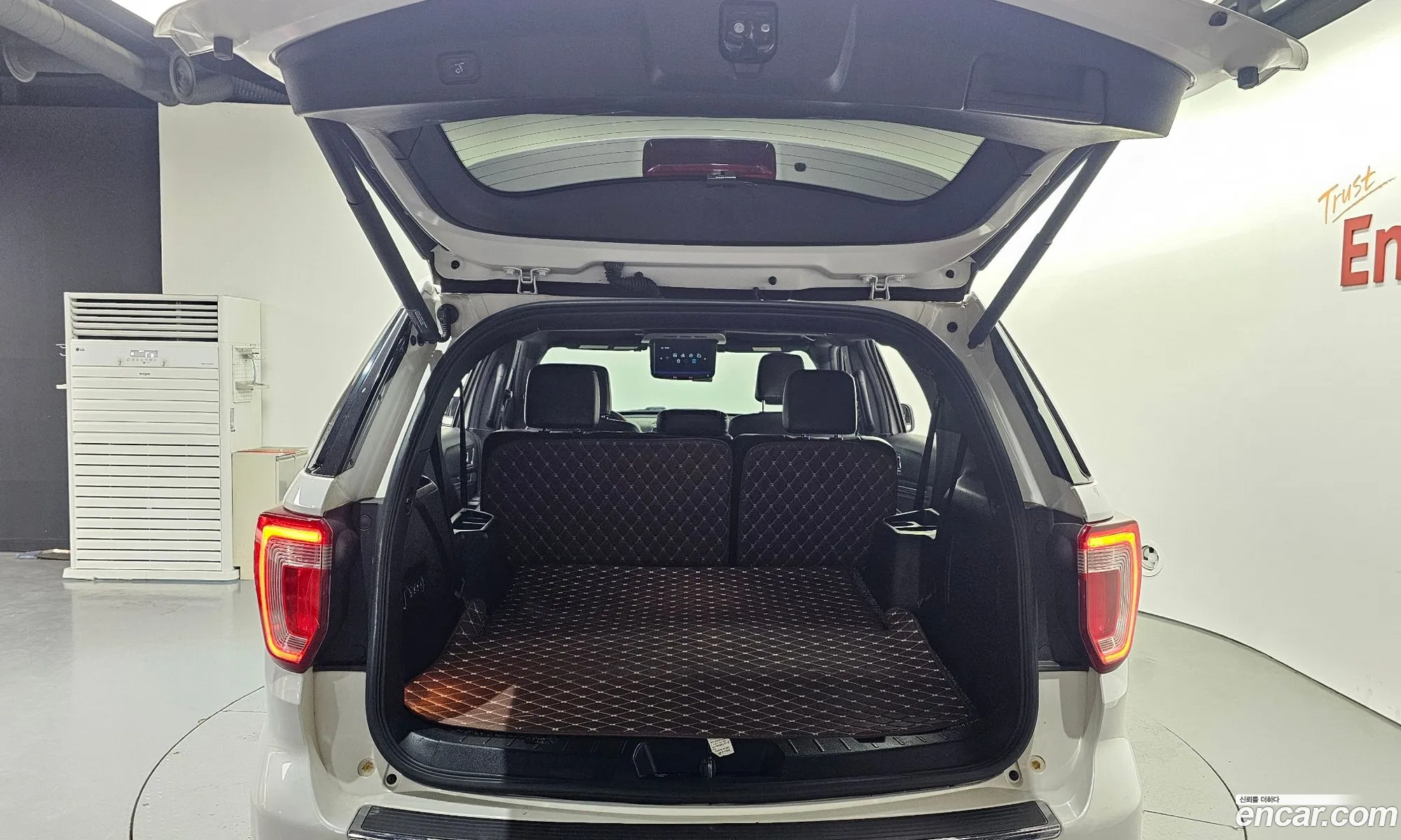 Ford Explorer 2018 1FM5K8FH4JGB23557 — 30