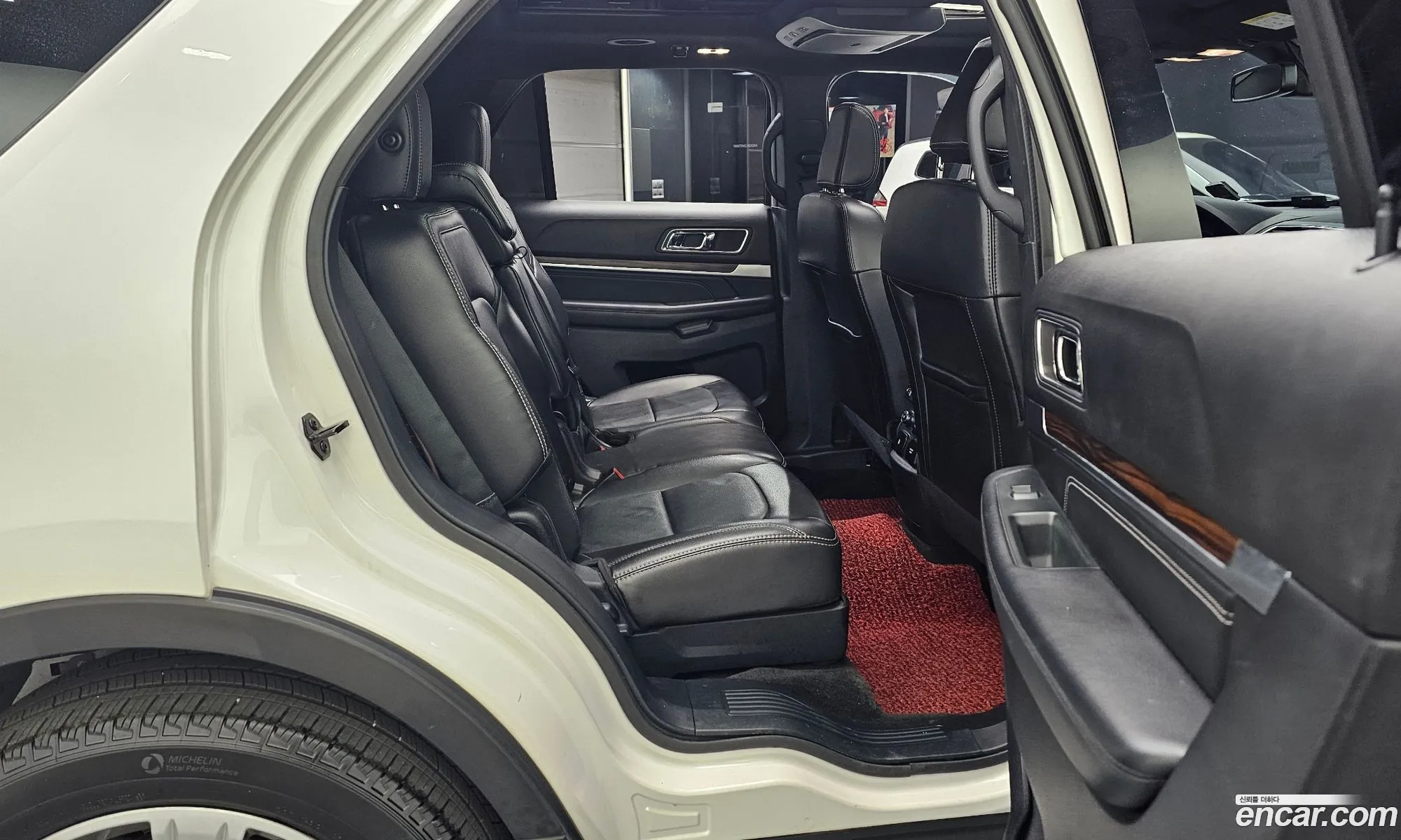 Ford Explorer 2018 1FM5K8FH4JGB23557 — 18