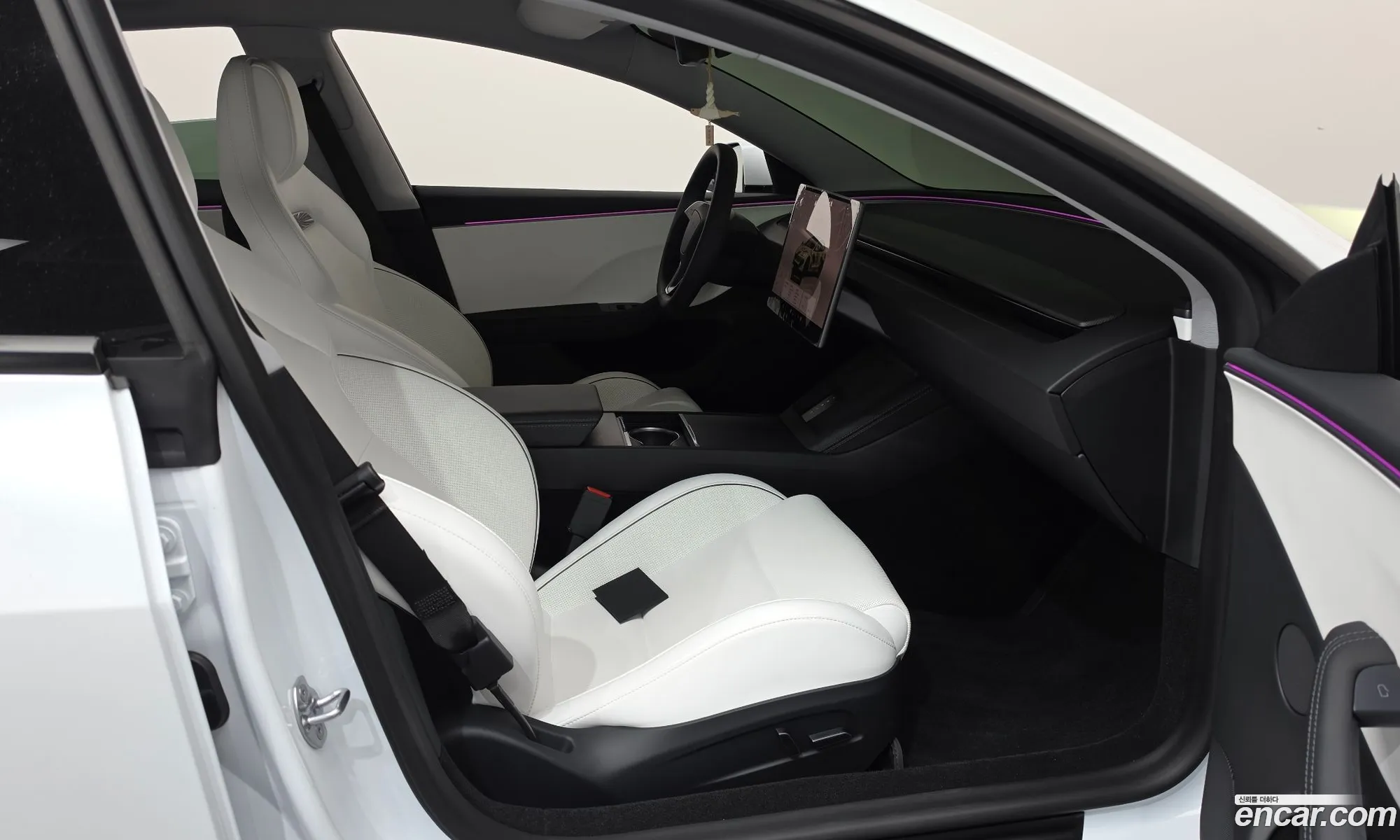 Tesla Model 3 2026 — 32
