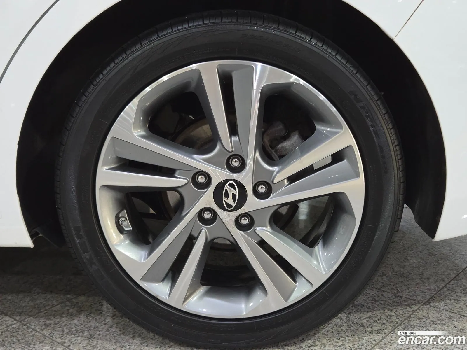 Hyundai Elantra AD 2018 — 12