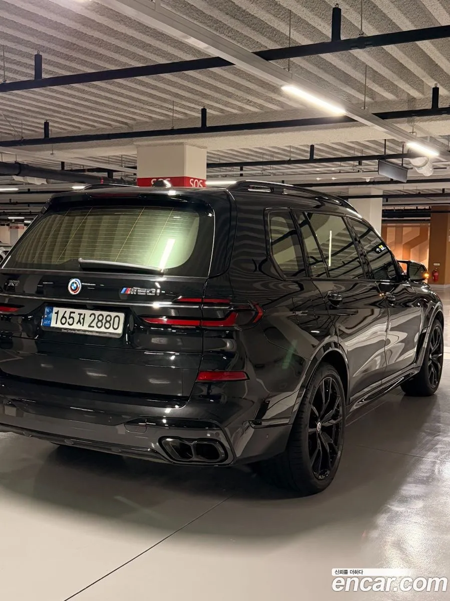BMW X7 2023 — 7