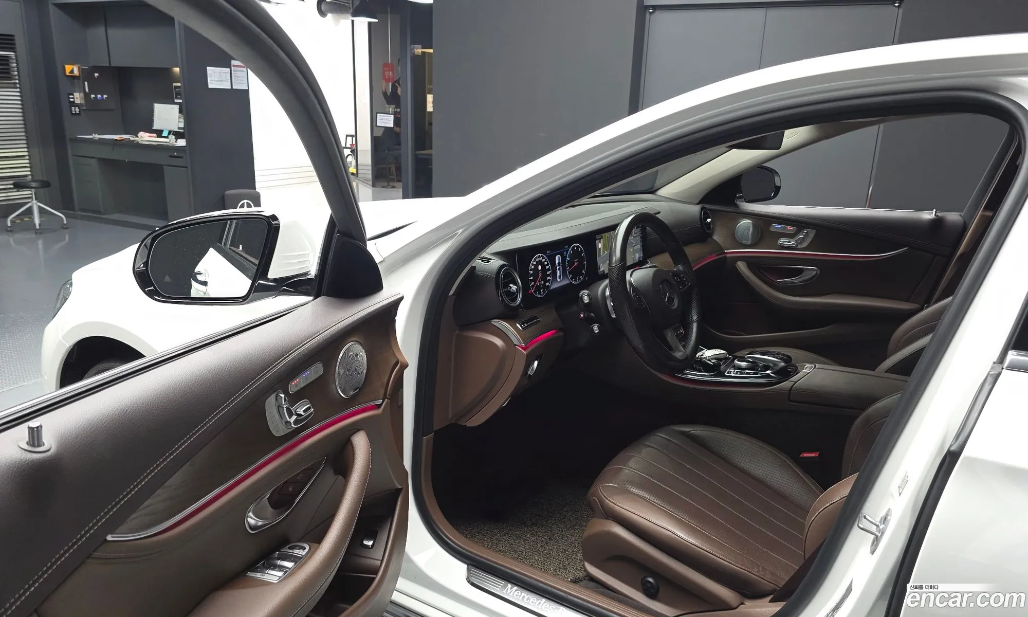 Mercedes-Benz E-Class W213 2018 WDDZF4KB2JA484766 — 17