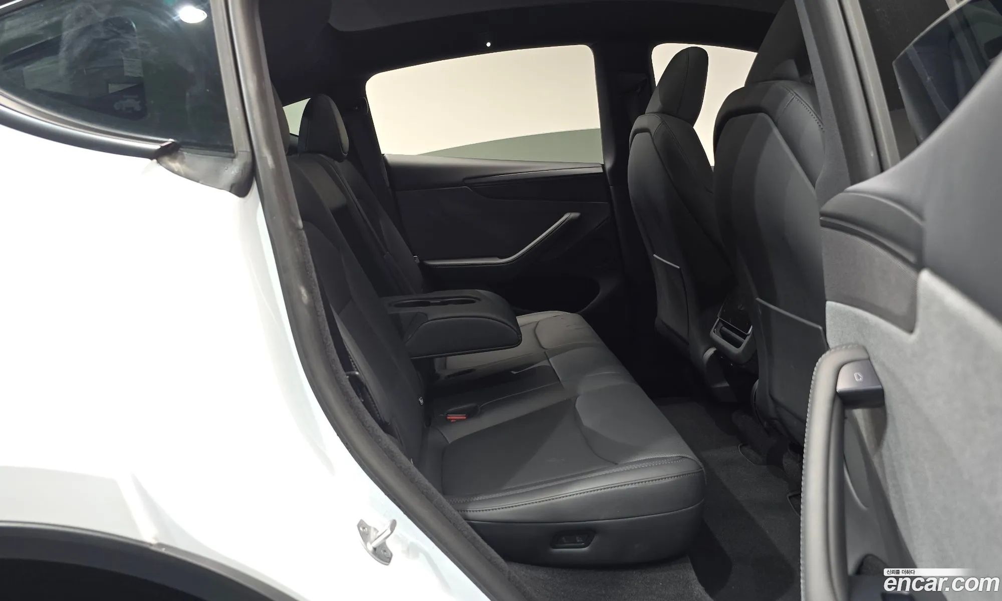 Tesla Model Y 2026 — 34