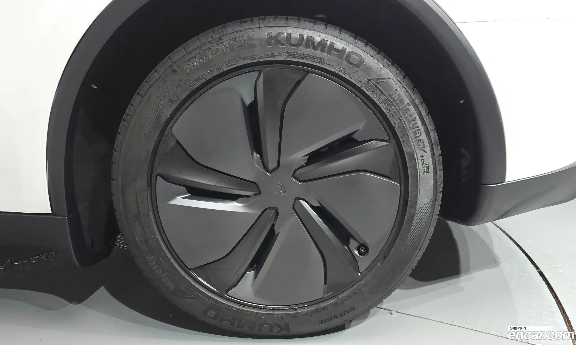 Tesla Model Y 2026 — 6