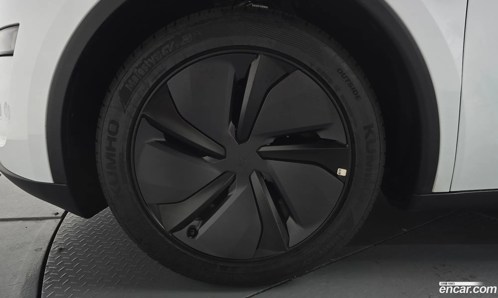 Tesla Model Y 2026 — 11