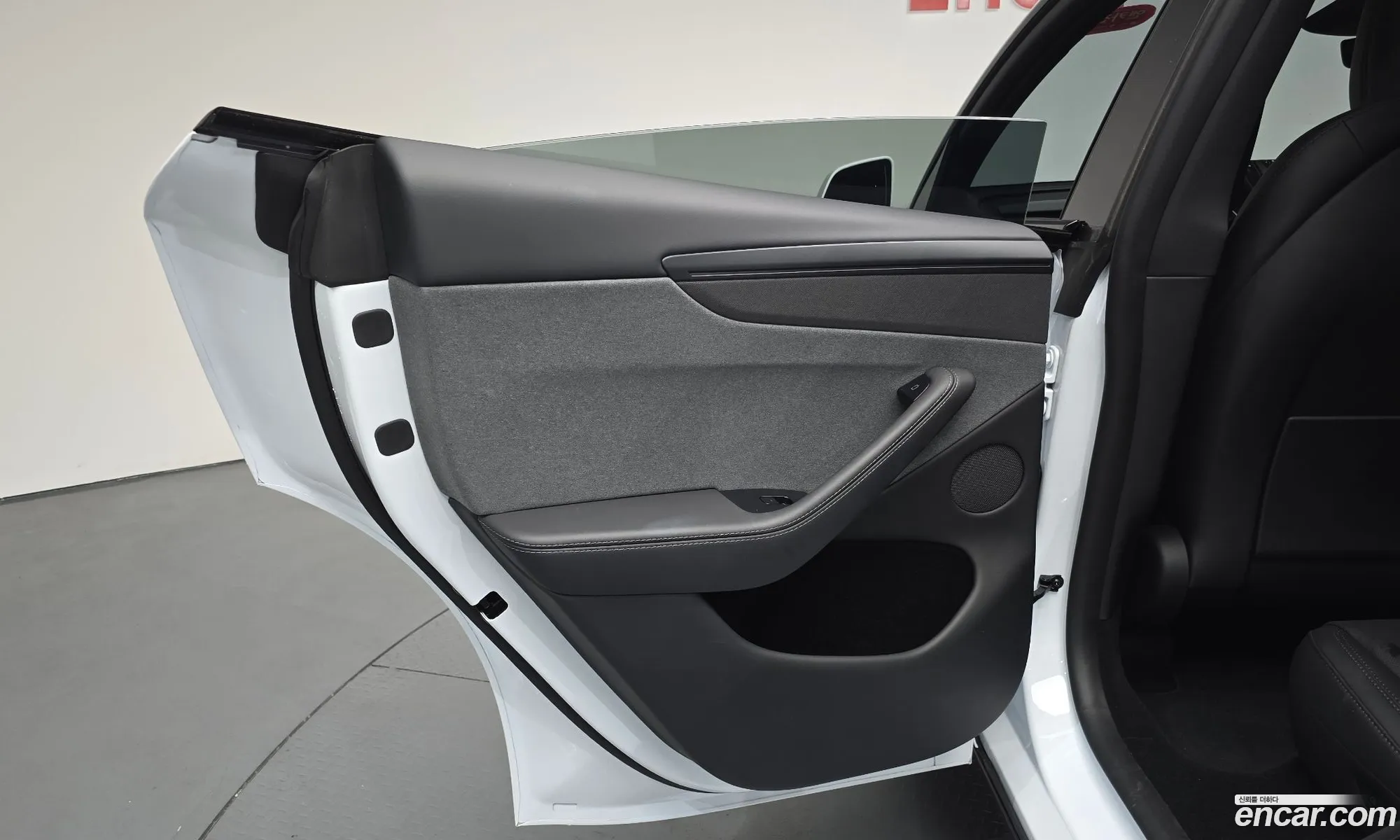 Tesla Model Y 2026 — 14