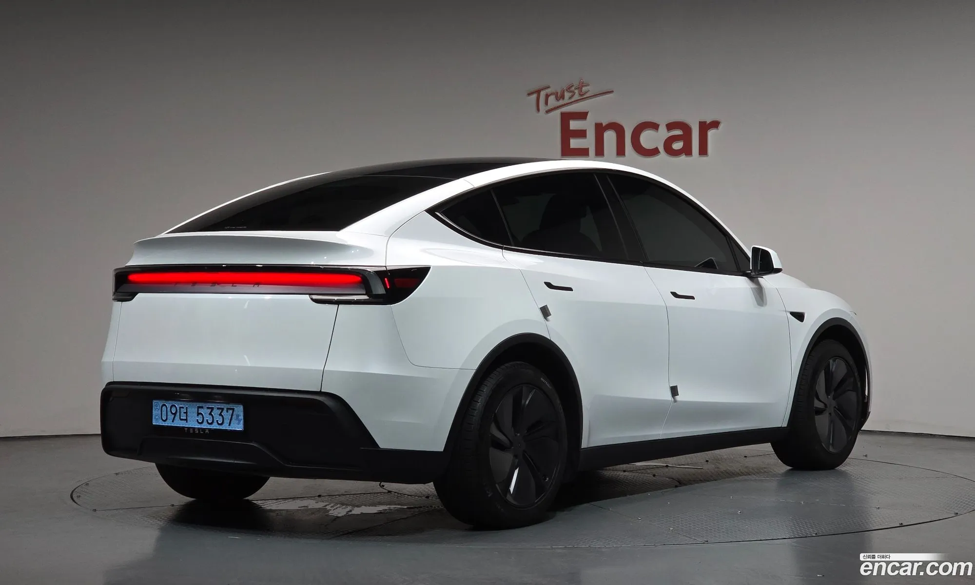 Tesla Model Y 2026 — 26