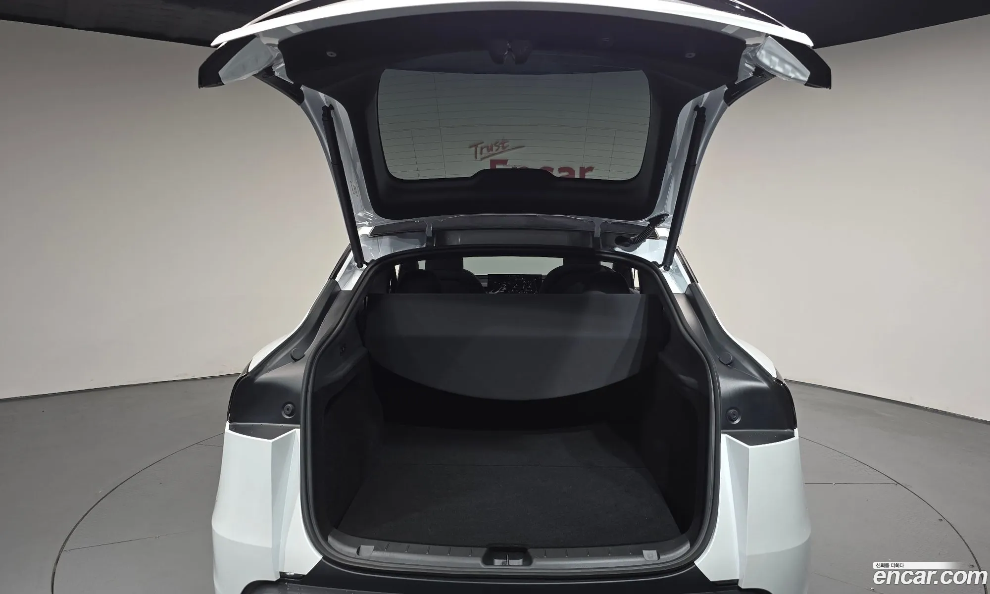 Tesla Model Y 2026 — 12