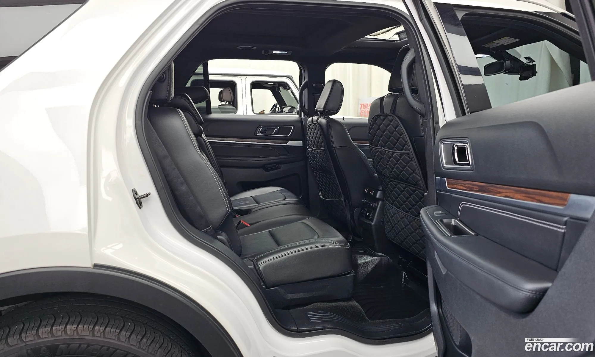 Ford Explorer 2018 1FM5K8FH3JGA48981 — 16