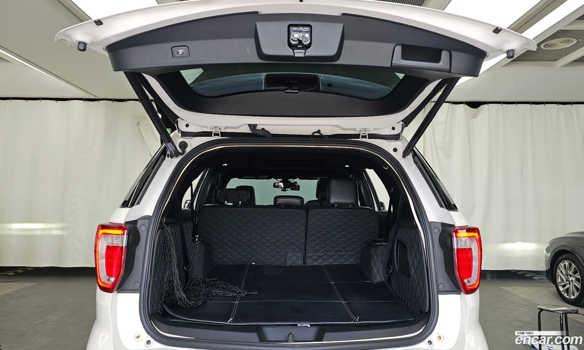 Ford Explorer 2018 1FM5K8FH3JGA48981 — 17