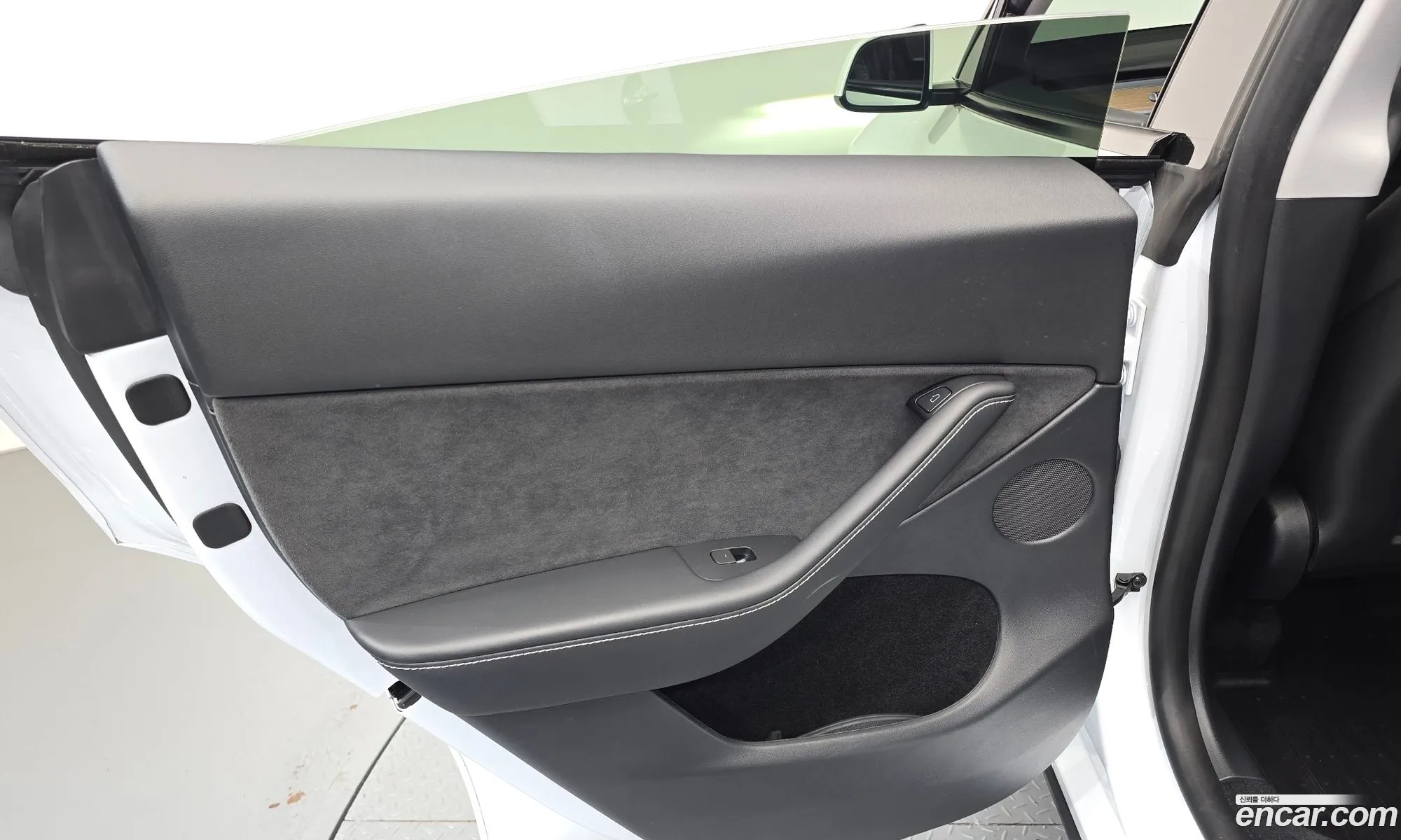 Tesla Model Y 2023 LRWYGCFS3PC074558 — 23