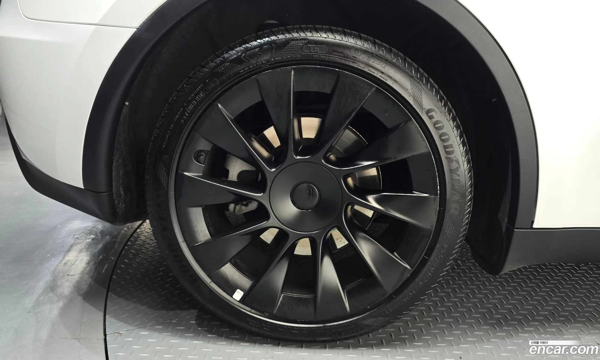 Tesla Model Y 2023 LRWYGCFS3PC074558 — 27